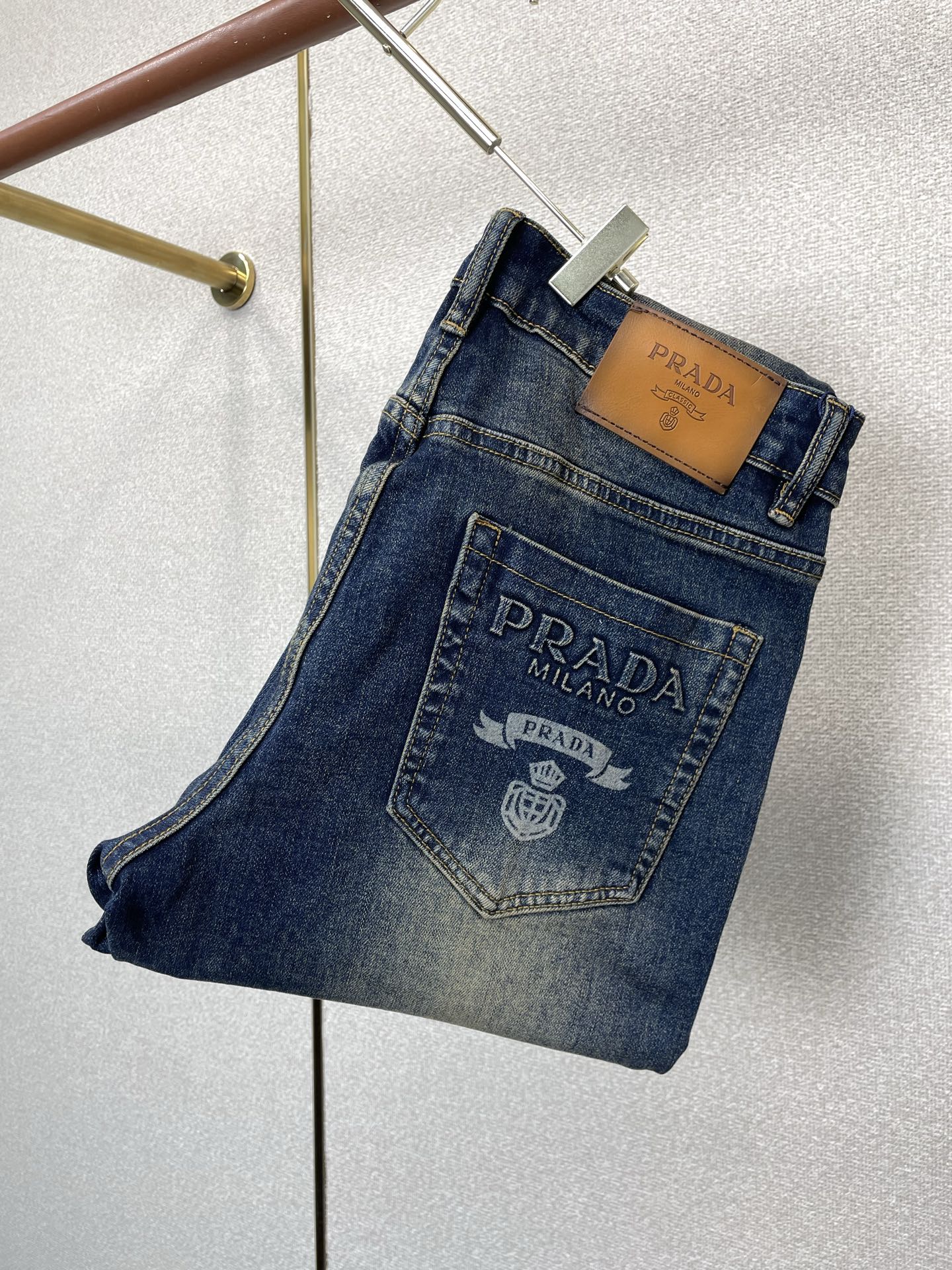 Prada普拉达💥砸锅卖铁都要上的新款新款休闲牛仔裤👖高端版本 专柜定制面料 透气舒适度高，细节无可挑剔，品牌元素设计理
