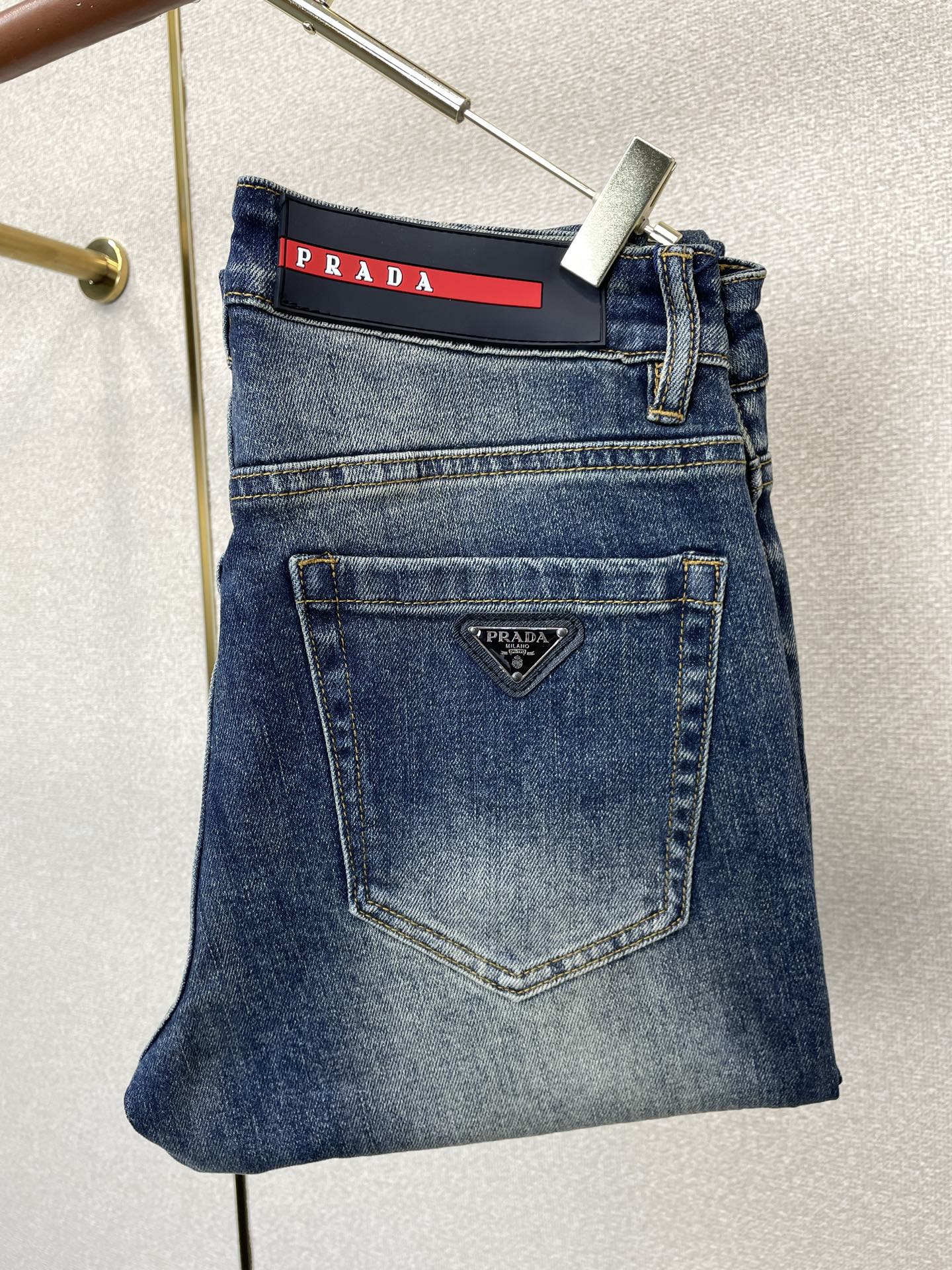 Prada普拉达💥砸锅卖铁都要上的新款新款休闲牛仔裤👖高端版本 专柜定制面料 透气舒适度高，细节无可挑剔，品牌元素设计理