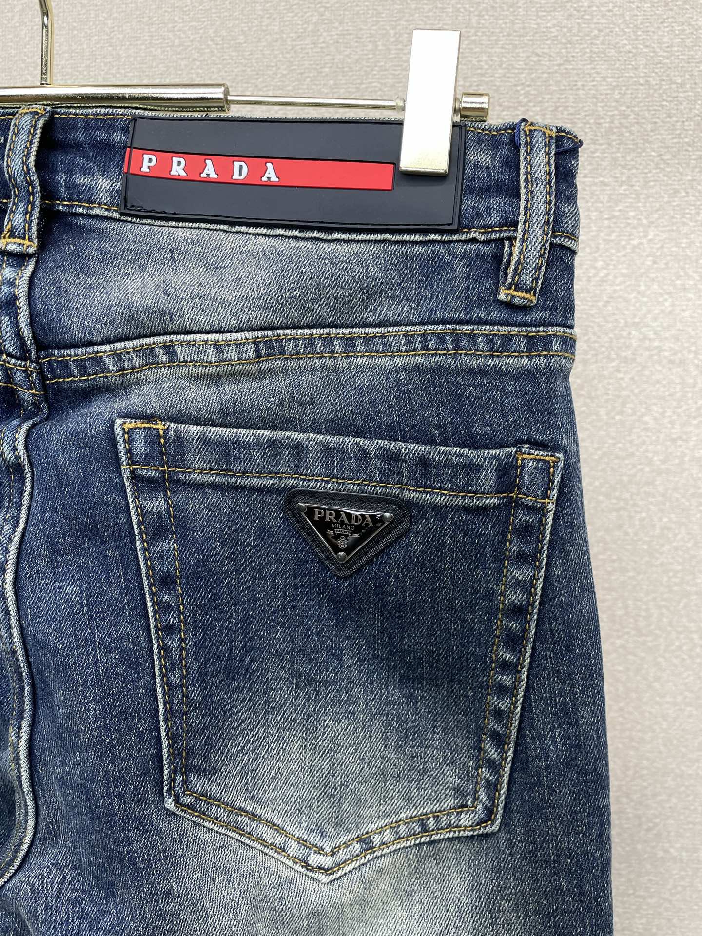 Prada普拉达💥砸锅卖铁都要上的新款新款休闲牛仔裤👖高端版本 专柜定制面料 透气舒适度高，细节无可挑剔，品牌元素设计理