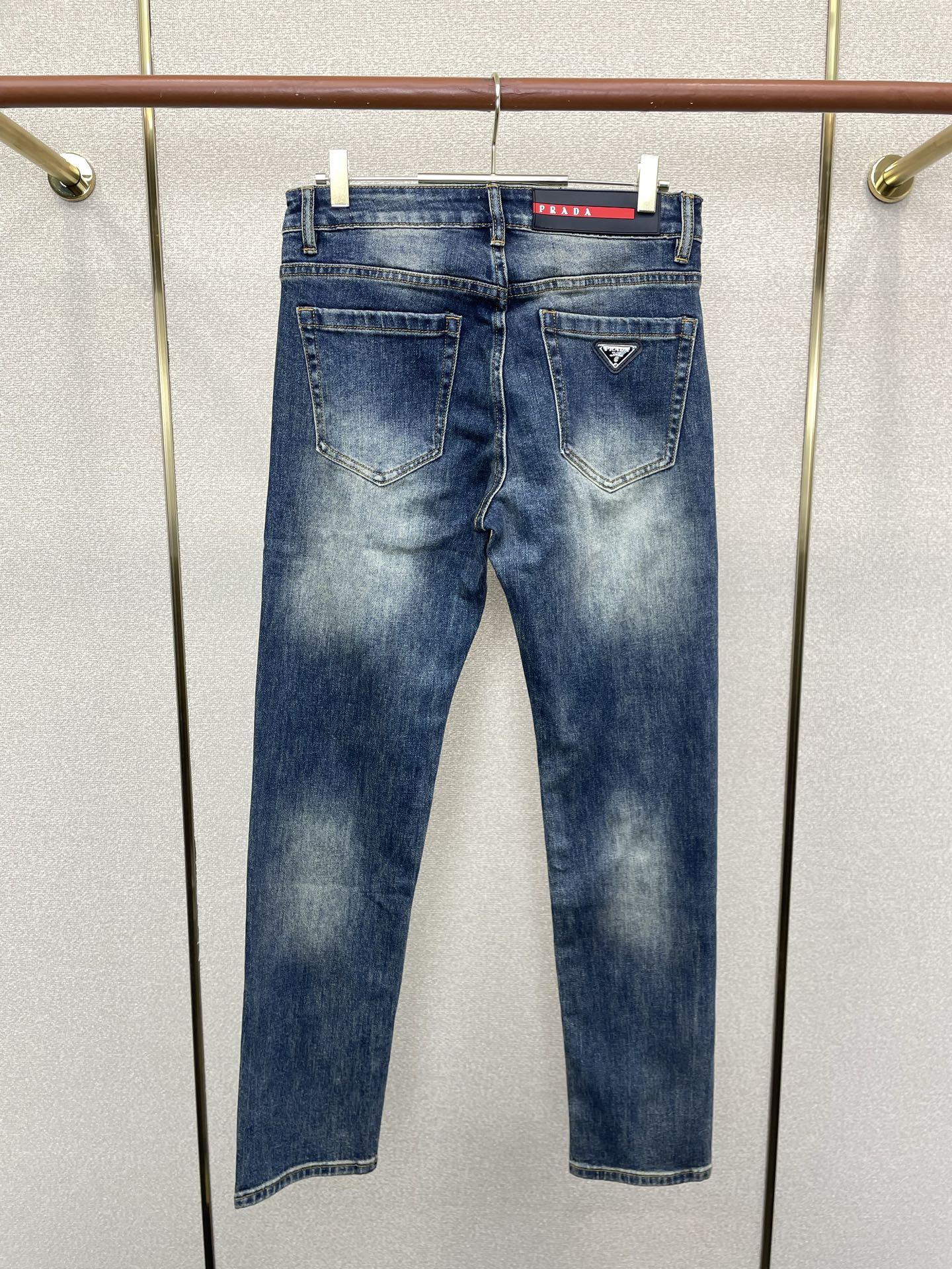Prada普拉达💥砸锅卖铁都要上的新款新款休闲牛仔裤👖高端版本 专柜定制面料 透气舒适度高，细节无可挑剔，品牌元素设计理