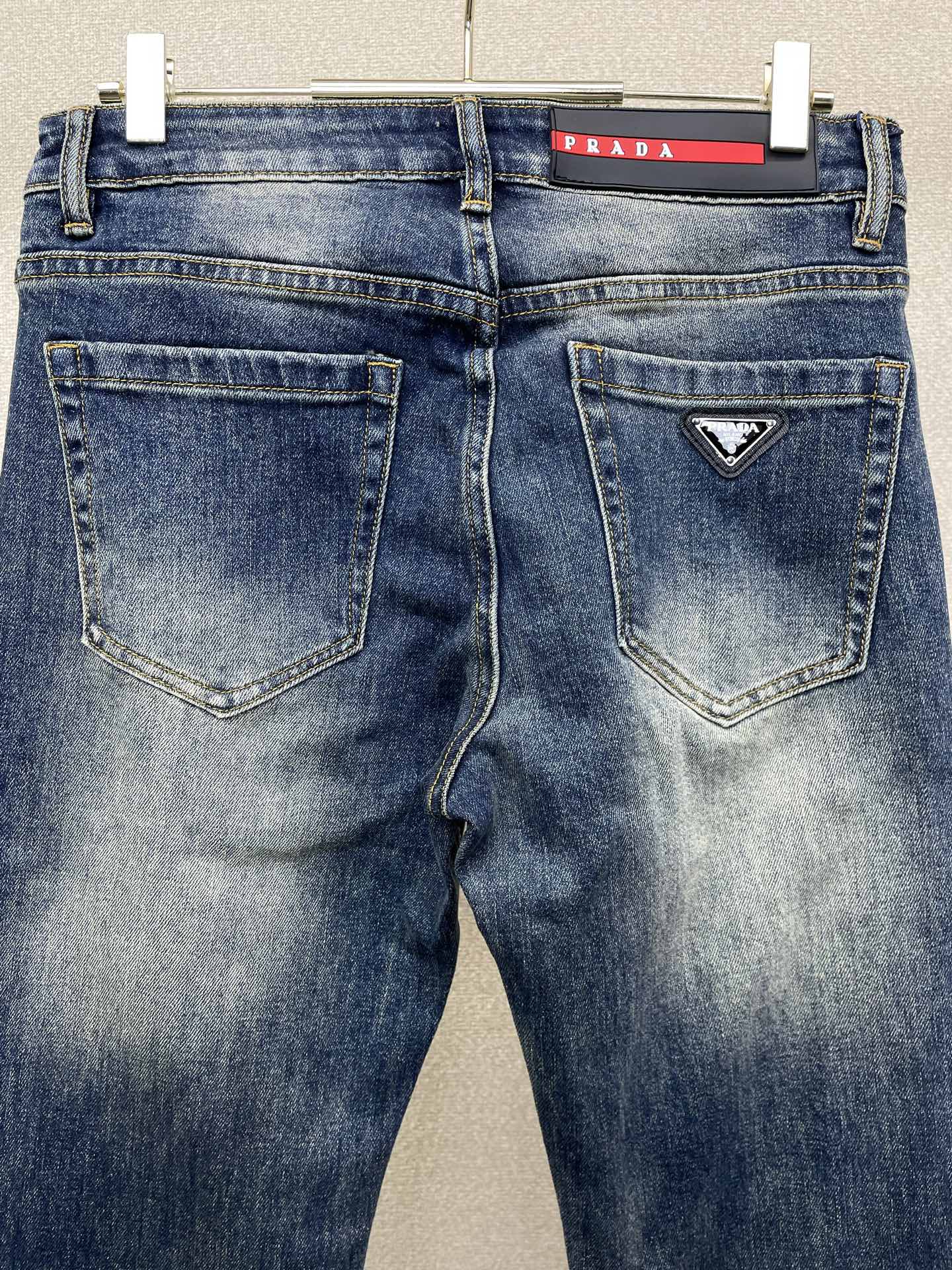Prada普拉达💥砸锅卖铁都要上的新款新款休闲牛仔裤👖高端版本 专柜定制面料 透气舒适度高，细节无可挑剔，品牌元素设计理