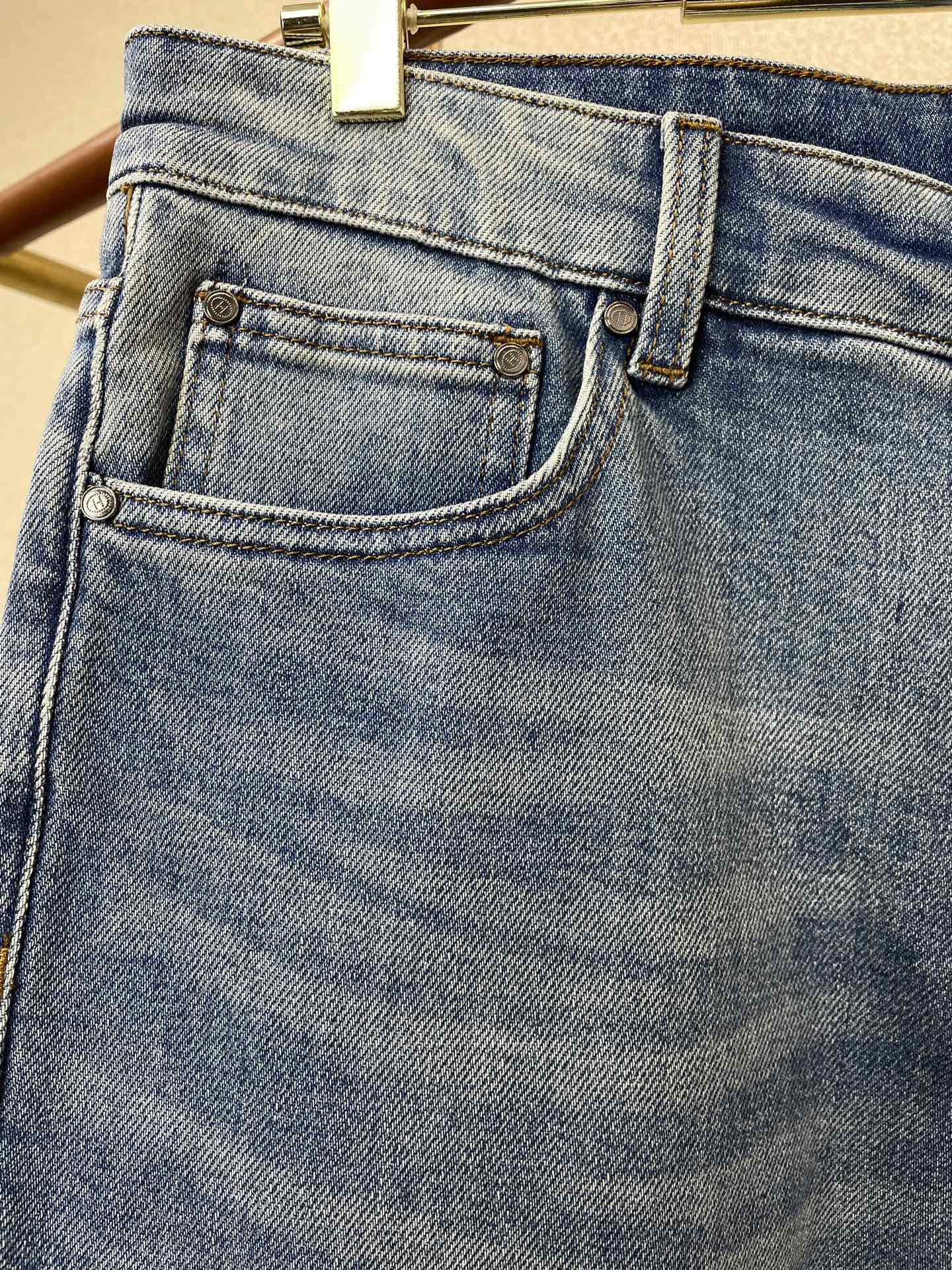 Hermès爱马仕💥砸锅卖铁都要上的新款新款休闲牛仔裤👖高端版本 专柜定制面料 透气舒适度高，细节无可挑剔，品牌元素设计