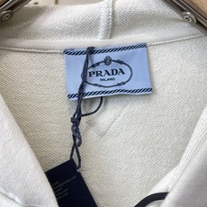 Prada普拉达👚砸锅卖铁都要上的新款👚新款女装休闲外套 高端版本!独特设计 专柜定制面料 透气舒适度高,细节无可挑剔, Prada普拉达👚砸锅卖铁都要上的新款👚新款女装休闲外套 高端版本!独特设计 专柜定制面料 透气舒适度高,细节无可挑剔,