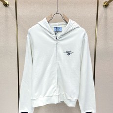 Prada普拉达👚砸锅卖铁都要上的新款👚新款女装休闲外套 高端版本!独特设计 专柜定制面料 透气舒适度高,细节无可挑剔, Prada普拉达👚砸锅卖铁都要上的新款👚新款女装休闲外套 高端版本!独特设计 专柜定制面料 透气舒适度高,细节无可挑剔,