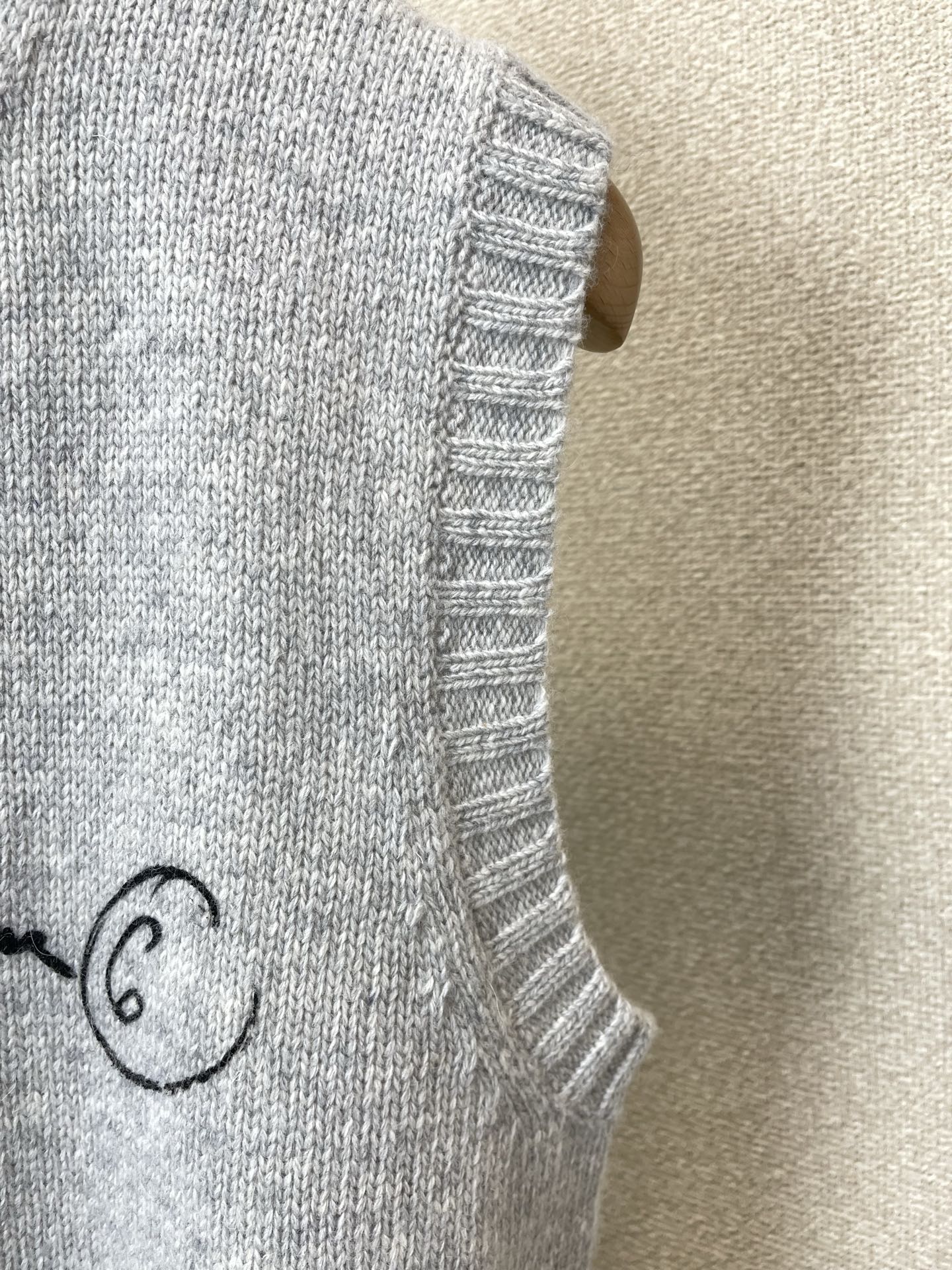 Masion Margiela梅森马吉拉👚砸锅卖铁都要上的新款👚新款女装休闲针织马甲 高端版本！独特设计 专柜定制面料 