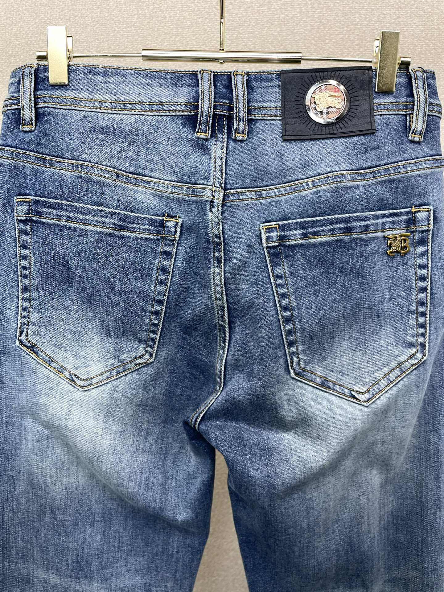 Burberry巴宝莉💥砸锅卖铁都要上的新款新款休闲牛仔裤👖高端版本 专柜定制面料 透气舒适度高，细节无可挑剔，品牌元素