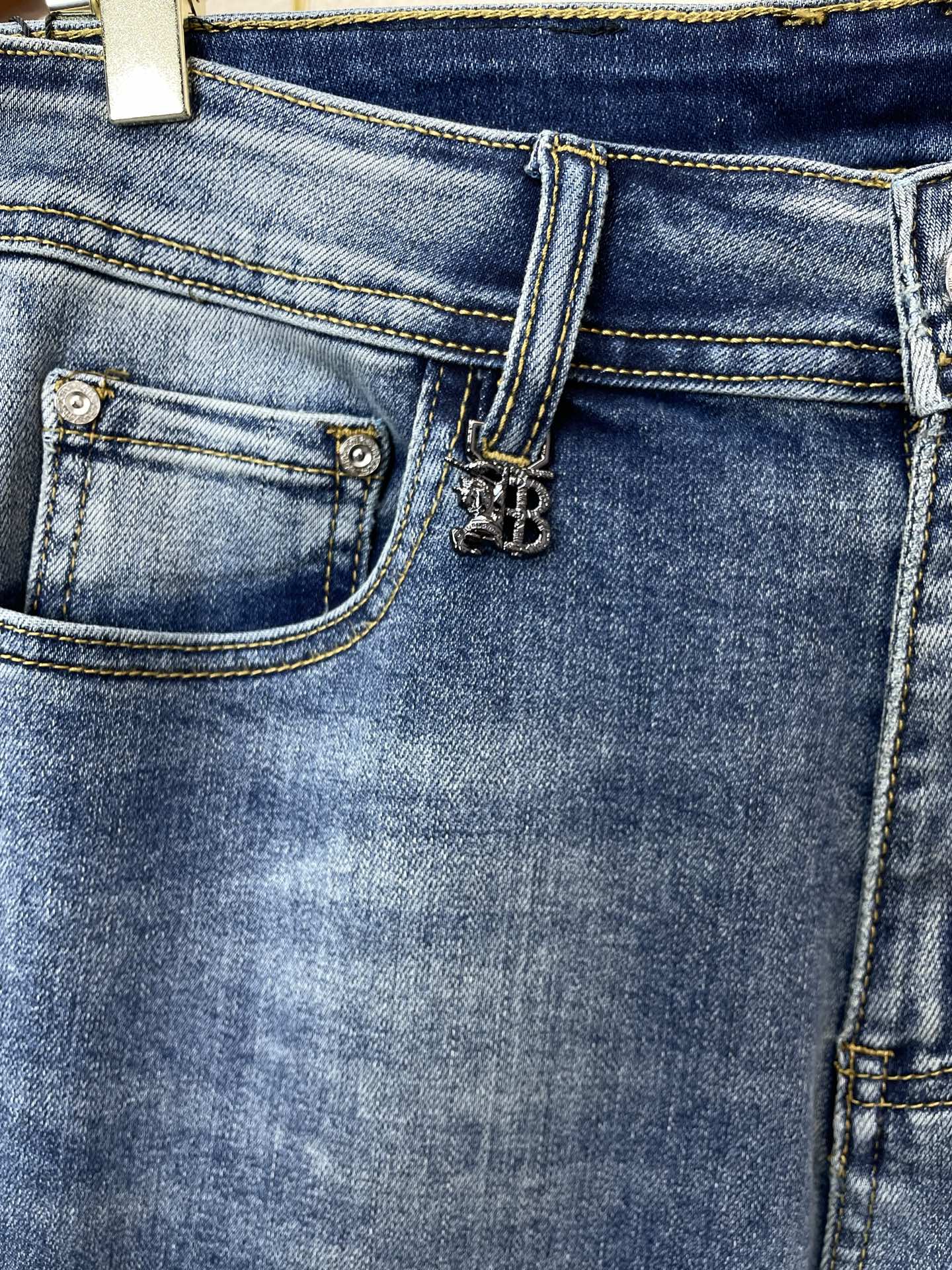 Burberry巴宝莉💥砸锅卖铁都要上的新款新款休闲牛仔裤👖高端版本 专柜定制面料 透气舒适度高，细节无可挑剔，品牌元素