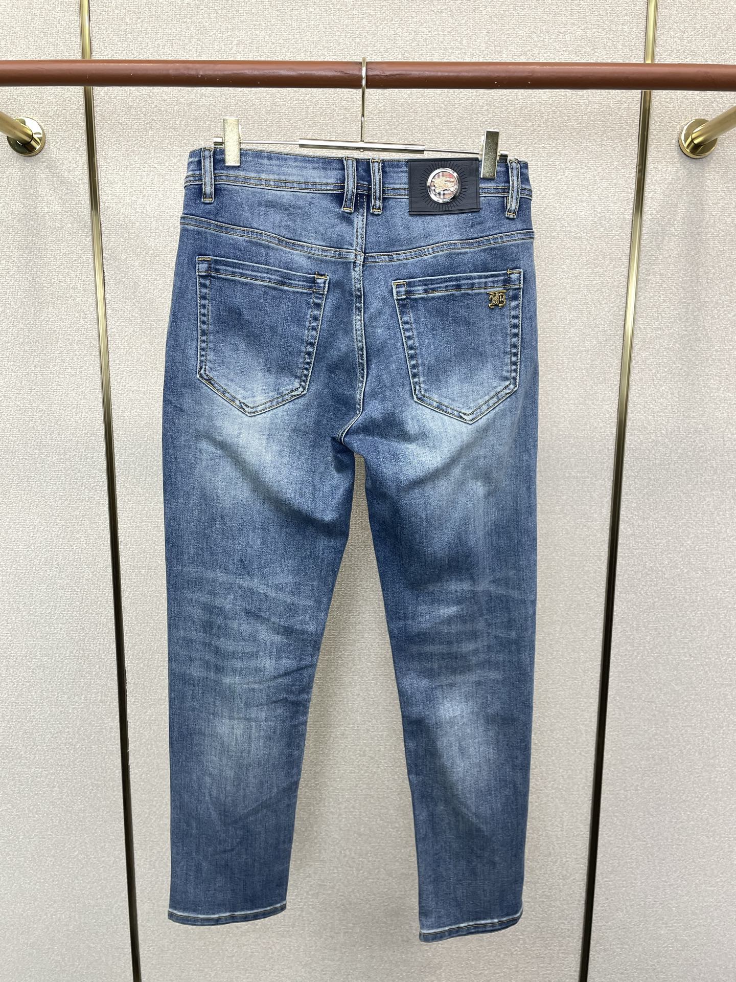 Burberry巴宝莉💥砸锅卖铁都要上的新款新款休闲牛仔裤👖高端版本 专柜定制面料 透气舒适度高，细节无可挑剔，品牌元素