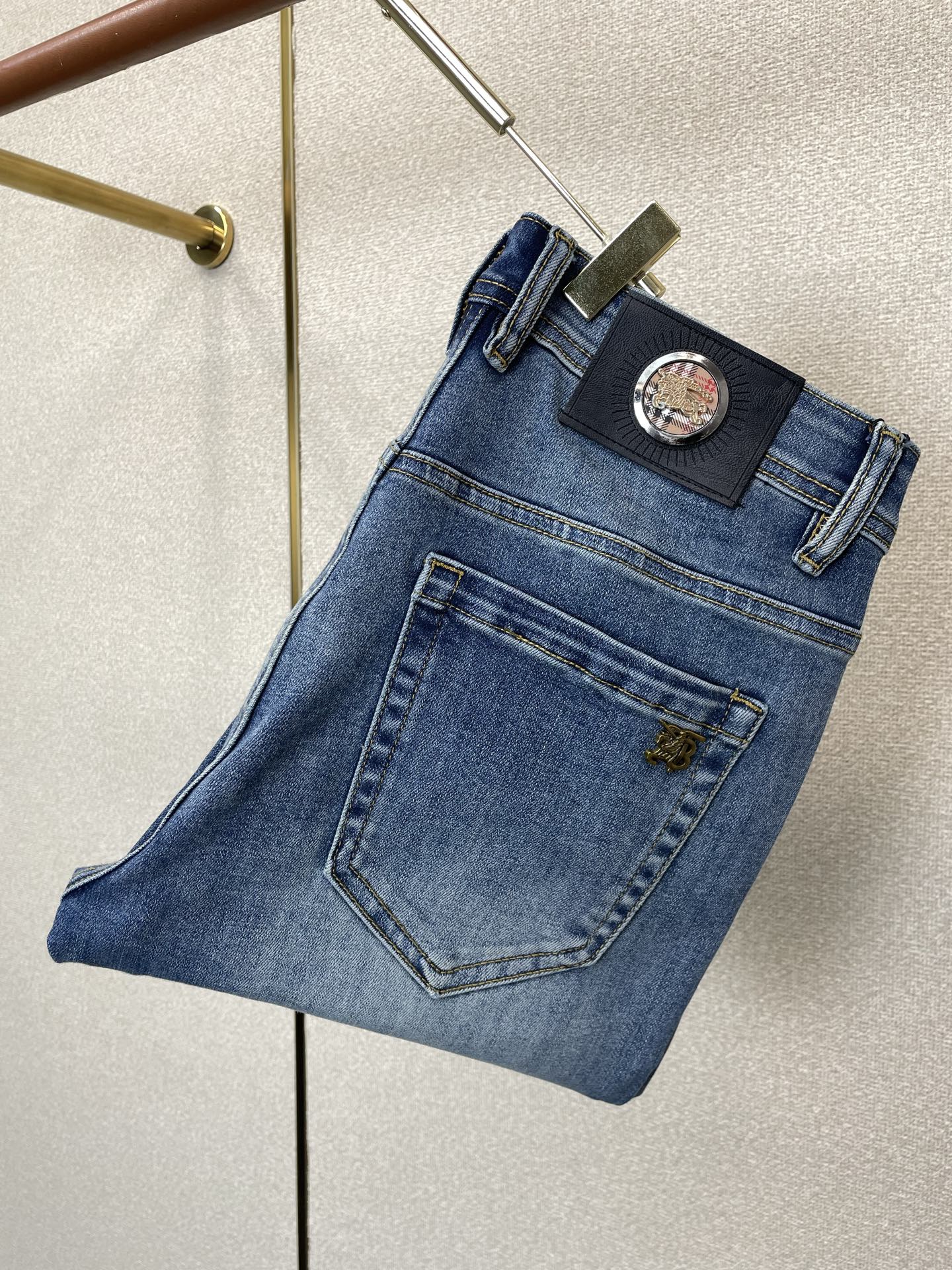 Burberry巴宝莉💥砸锅卖铁都要上的新款新款休闲牛仔裤👖高端版本 专柜定制面料 透气舒适度高，细节无可挑剔，品牌元素