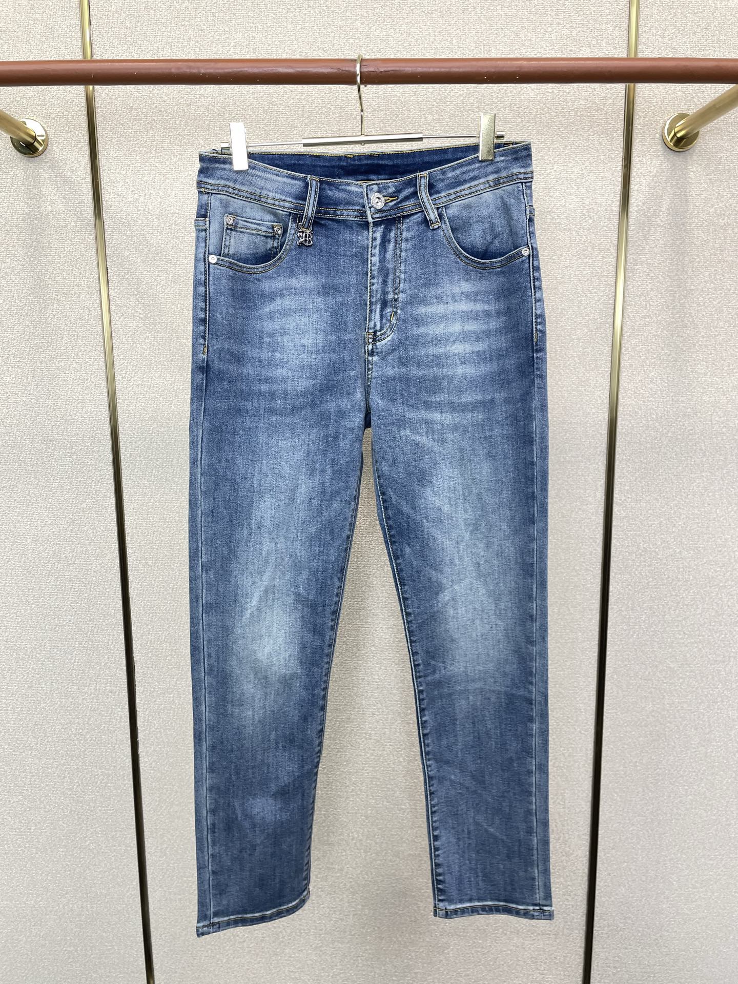 Burberry巴宝莉💥砸锅卖铁都要上的新款新款休闲牛仔裤👖高端版本 专柜定制面料 透气舒适度高，细节无可挑剔，品牌元素