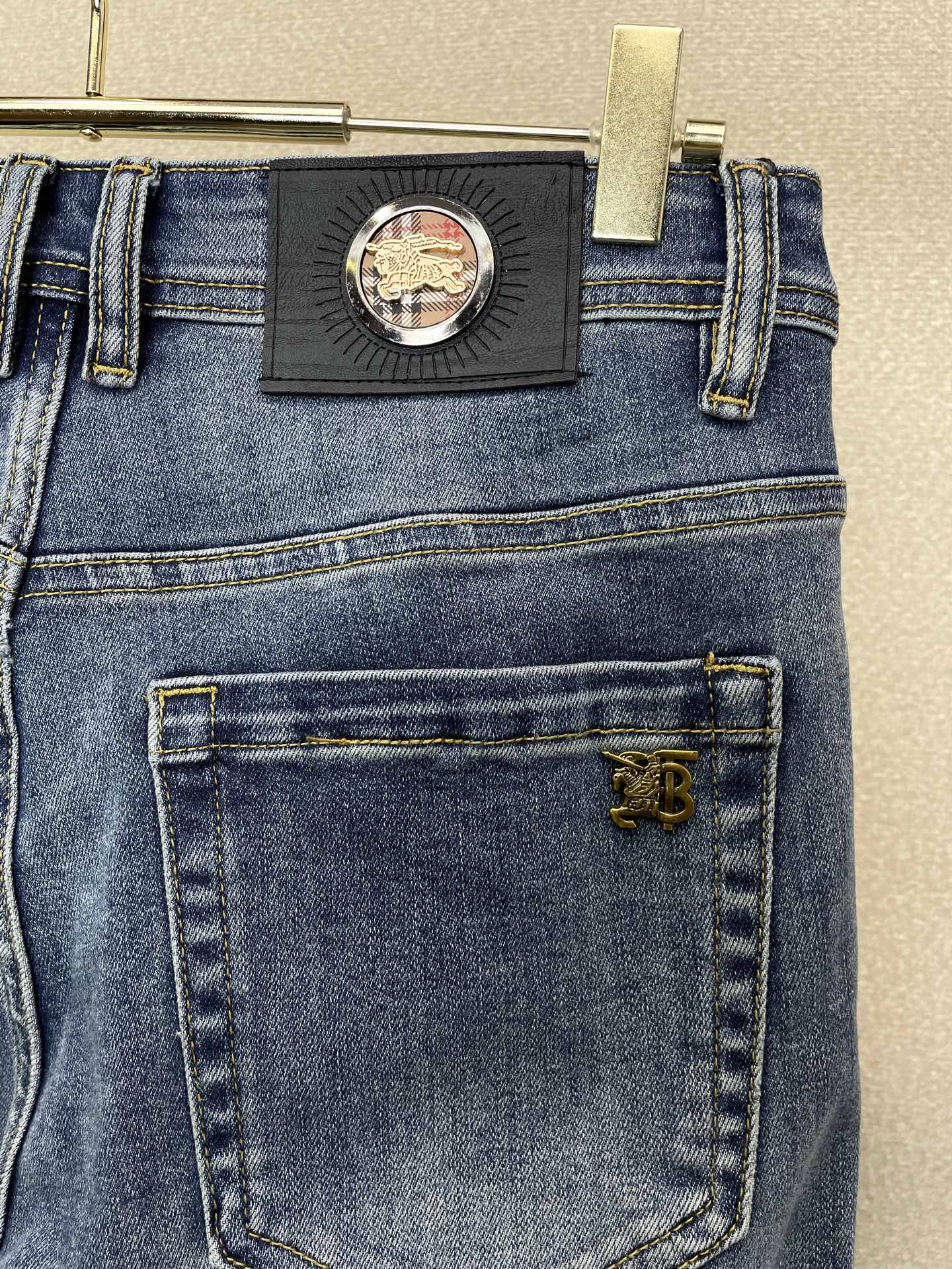 Burberry巴宝莉💥砸锅卖铁都要上的新款新款休闲牛仔裤👖高端版本 专柜定制面料 透气舒适度高，细节无可挑剔，品牌元素