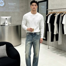 LOEWE罗意威💥砸锅卖铁都要上的新款新款休闲牛仔裤👖高端版本!专柜定制面料 透气舒适度高,细节无可挑剔,品牌元素设计理 LOEWE罗意威💥砸锅卖铁都要上的新款新款休闲牛仔裤👖高端版本!专柜定制面料 透气舒适度高,细节无可挑剔,品牌元素设计理