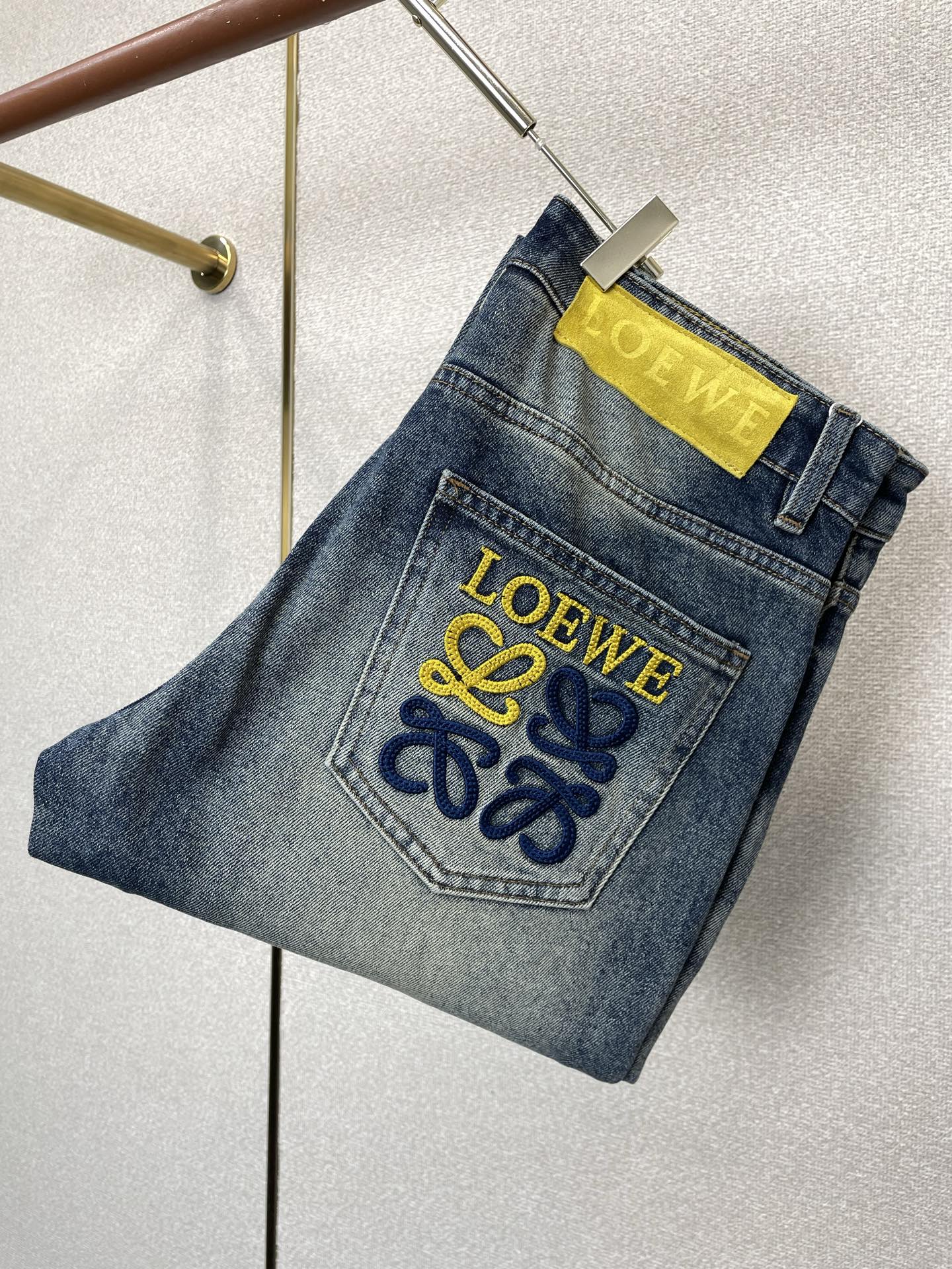 LOEWE罗意威💥砸锅卖铁都要上的新款新款休闲牛仔裤👖高端版本！专柜定制面料 透气舒适度高，细节无可挑剔，品牌元素设计理