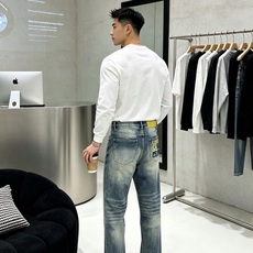 LOEWE罗意威💥砸锅卖铁都要上的新款新款休闲牛仔裤👖高端版本!专柜定制面料 透气舒适度高,细节无可挑剔,品牌元素设计理 LOEWE罗意威💥砸锅卖铁都要上的新款新款休闲牛仔裤👖高端版本!专柜定制面料 透气舒适度高,细节无可挑剔,品牌元素设计理