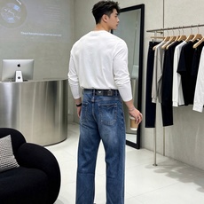 Armani阿玛尼💥砸锅卖铁都要上的新款新款休闲牛仔裤👖高端版本!专柜定制面料 透气舒适度高,细节无可挑剔,品牌元素设计 Armani阿玛尼💥砸锅卖铁都要上的新款新款休闲牛仔裤👖高端版本!专柜定制面料 透气舒适度高,细节无可挑剔,品牌元素设计
