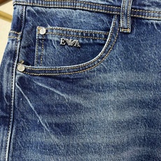 Armani阿玛尼💥砸锅卖铁都要上的新款新款休闲牛仔裤👖高端版本!专柜定制面料 透气舒适度高,细节无可挑剔,品牌元素设计 Armani阿玛尼💥砸锅卖铁都要上的新款新款休闲牛仔裤👖高端版本!专柜定制面料 透气舒适度高,细节无可挑剔,品牌元素设计