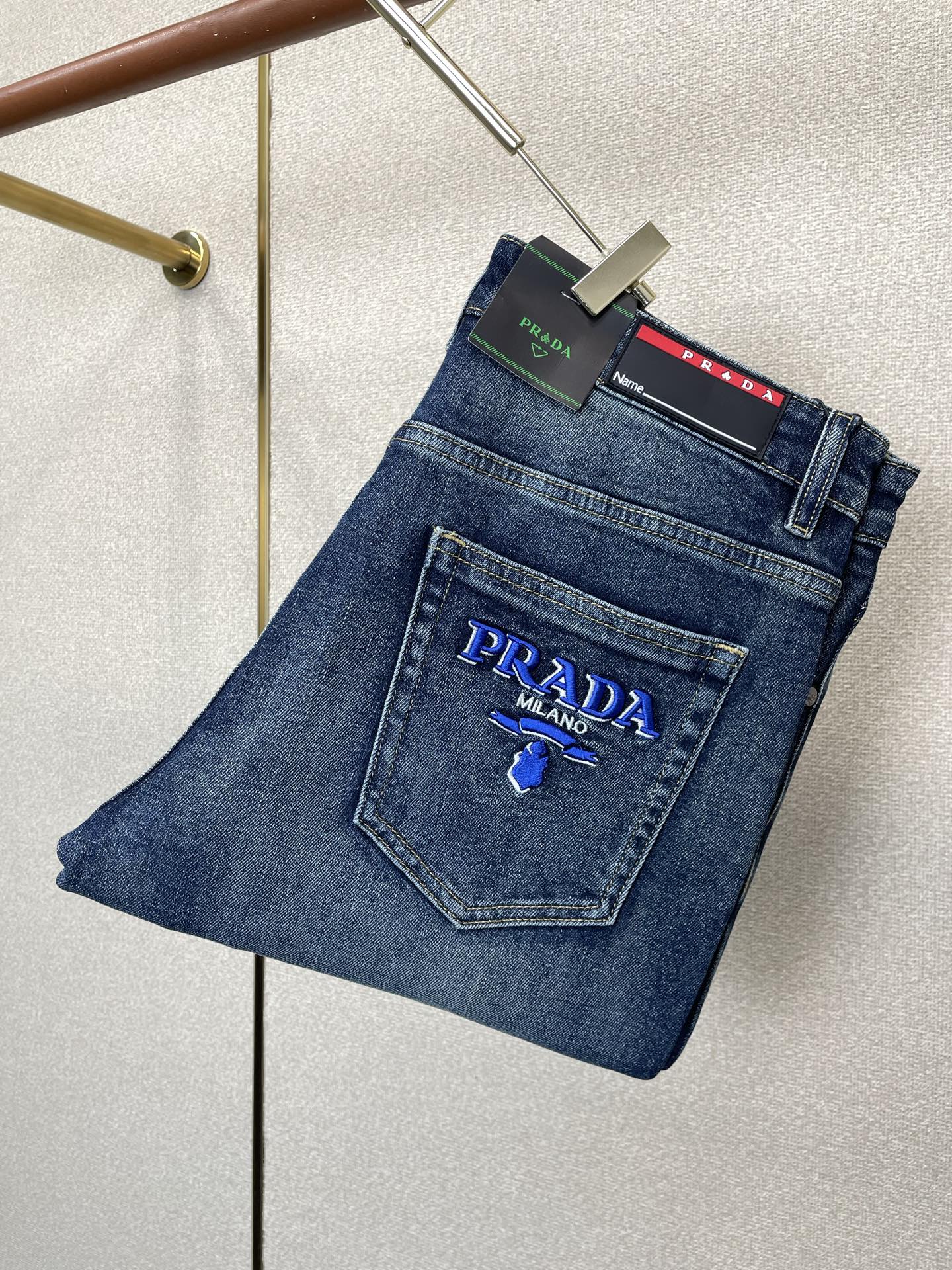 Prada普拉达💥砸锅卖铁都要上的新款新款休闲牛仔裤👖高端版本！专柜定制面料 透气舒适度高，细节无可挑剔，品牌元素设计理