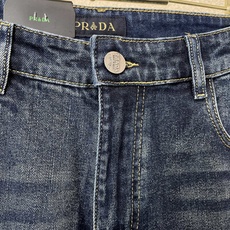 Prada普拉达💥砸锅卖铁都要上的新款新款休闲牛仔裤👖高端版本!专柜定制面料 透气舒适度高,细节无可挑剔,品牌元素设计理 Prada普拉达💥砸锅卖铁都要上的新款新款休闲牛仔裤👖高端版本!专柜定制面料 透气舒适度高,细节无可挑剔,品牌元素设计理
