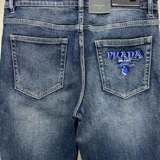 Prada普拉达💥砸锅卖铁都要上的新款新款休闲牛仔裤👖高端版本!专柜定制面料 透气舒适度高,细节无可挑剔,品牌元素设计理 Prada普拉达💥砸锅卖铁都要上的新款新款休闲牛仔裤👖高端版本!专柜定制面料 透气舒适度高,细节无可挑剔,品牌元素设计理
