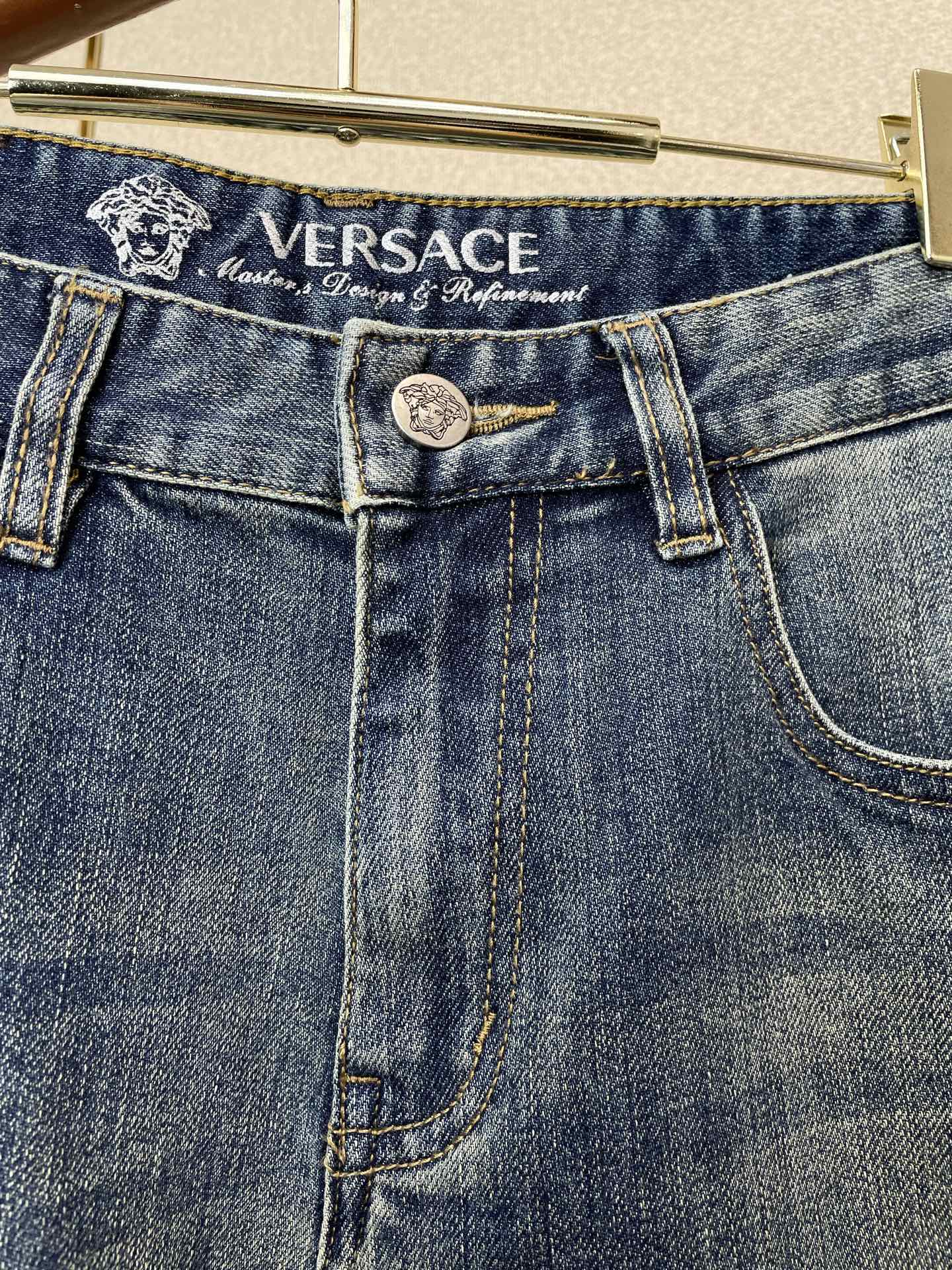 Versace范思哲💥砸锅卖铁都要上的新款新款休闲牛仔裤 高端版本！专柜定制面料 透气舒适度高，细节无可挑剔，品牌元素设