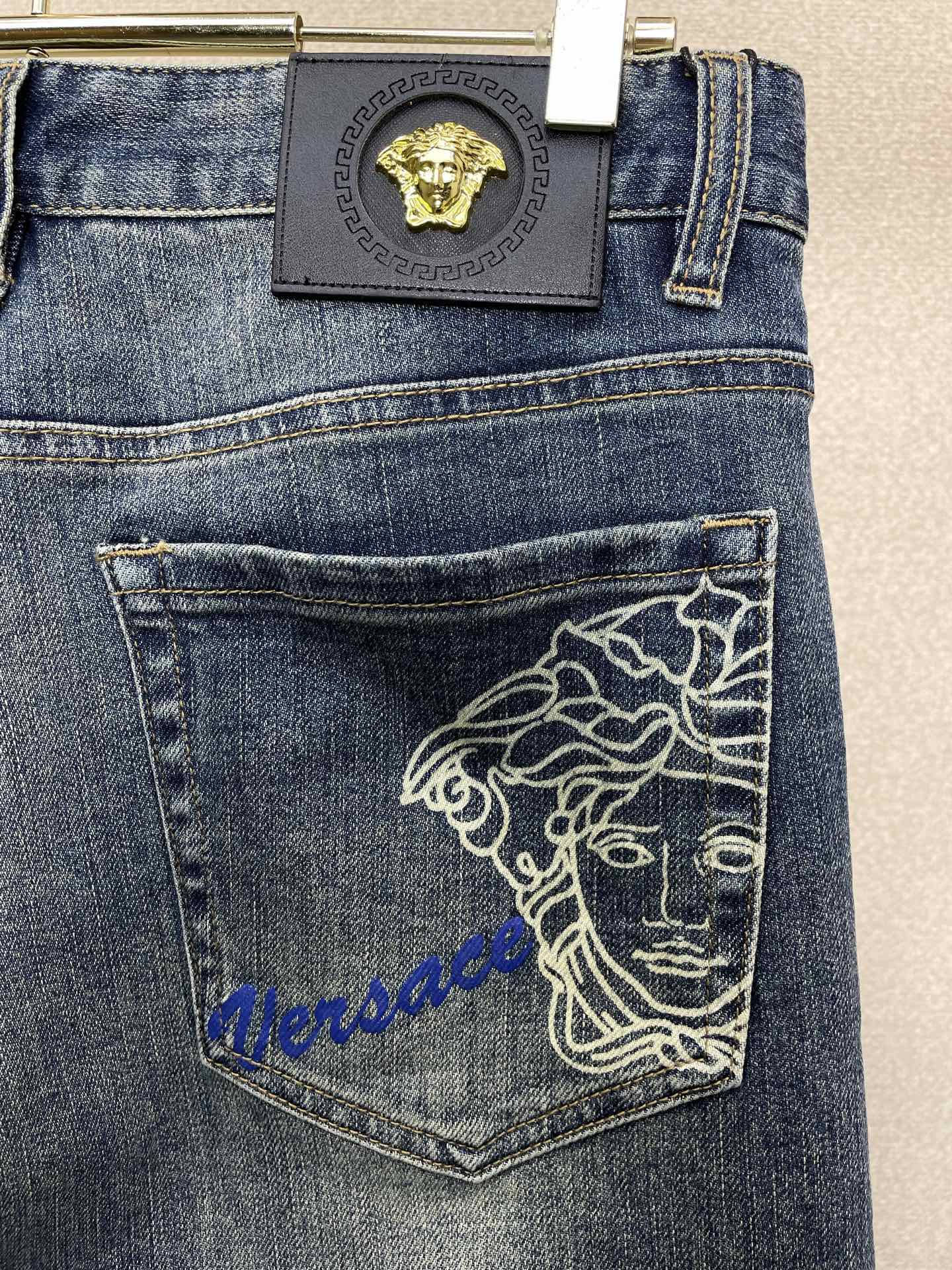 Versace范思哲💥砸锅卖铁都要上的新款新款休闲牛仔裤 高端版本！专柜定制面料 透气舒适度高，细节无可挑剔，品牌元素设