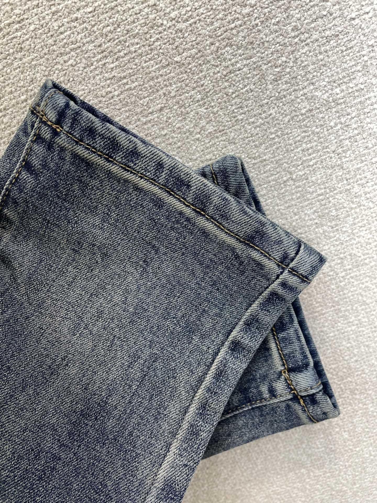 Dior迪奥💥砸锅卖铁都要上的新款新款休闲牛仔裤 高端版本！专柜定制面料 透气舒适度高，细节无可挑剔，品牌元素设计理念，