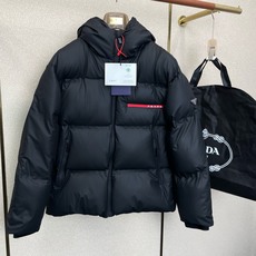 羽绒服-Prada普拉达💥砸锅卖铁都要上的新款最新时尚连帽羽绒夹克 经典设计感与颜值爆棚的外套,品质更是无法挑剔品控可以 羽绒服-Prada普拉达💥砸锅卖铁都要上的新款最新时尚连帽羽绒夹克 经典设计感与颜值爆棚的外套,品质更是无法挑剔品控可以