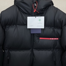 羽绒服-Prada普拉达💥砸锅卖铁都要上的新款最新时尚连帽羽绒夹克 经典设计感与颜值爆棚的外套,品质更是无法挑剔品控可以 羽绒服-Prada普拉达💥砸锅卖铁都要上的新款最新时尚连帽羽绒夹克 经典设计感与颜值爆棚的外套,品质更是无法挑剔品控可以