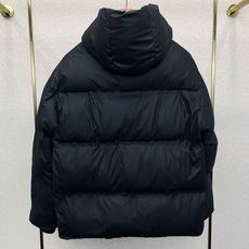 羽绒服-Prada普拉达💥砸锅卖铁都要上的新款最新时尚连帽羽绒夹克 经典设计感与颜值爆棚的外套,品质更是无法挑剔品控可以 羽绒服-Prada普拉达💥砸锅卖铁都要上的新款最新时尚连帽羽绒夹克 经典设计感与颜值爆棚的外套,品质更是无法挑剔品控可以