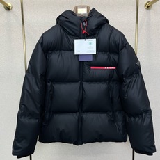 羽绒服-Prada普拉达💥砸锅卖铁都要上的新款最新时尚连帽羽绒夹克 经典设计感与颜值爆棚的外套,品质更是无法挑剔品控可以 羽绒服-Prada普拉达💥砸锅卖铁都要上的新款最新时尚连帽羽绒夹克 经典设计感与颜值爆棚的外套,品质更是无法挑剔品控可以