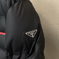 羽绒服-Prada普拉达💥砸锅卖铁都要上的新款最新时尚连帽羽绒夹克 经典设计感与颜值爆棚的外套,品质更是无法挑剔品控可以 羽绒服-Prada普拉达💥砸锅卖铁都要上的新款最新时尚连帽羽绒夹克 经典设计感与颜值爆棚的外套,品质更是无法挑剔品控可以