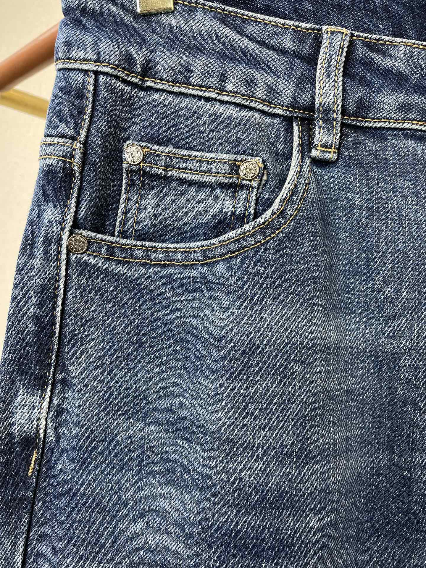 Louis Vuitton路易威登💥砸锅卖铁都要上的新款新款休闲牛仔裤👖高端版本 专柜定制面料 透气舒适度高，细节无可挑