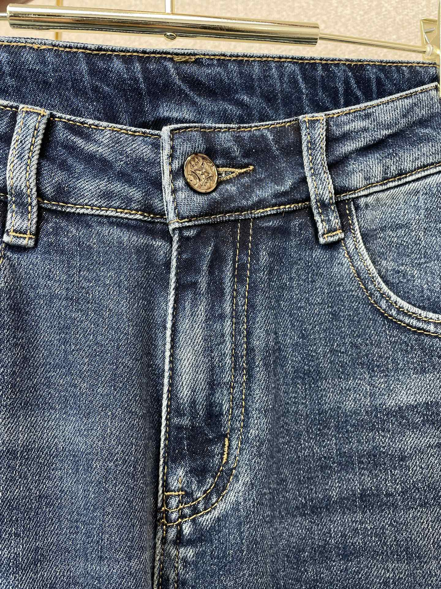 Louis Vuitton路易威登💥砸锅卖铁都要上的新款新款休闲牛仔裤👖高端版本 专柜定制面料 透气舒适度高，细节无可挑