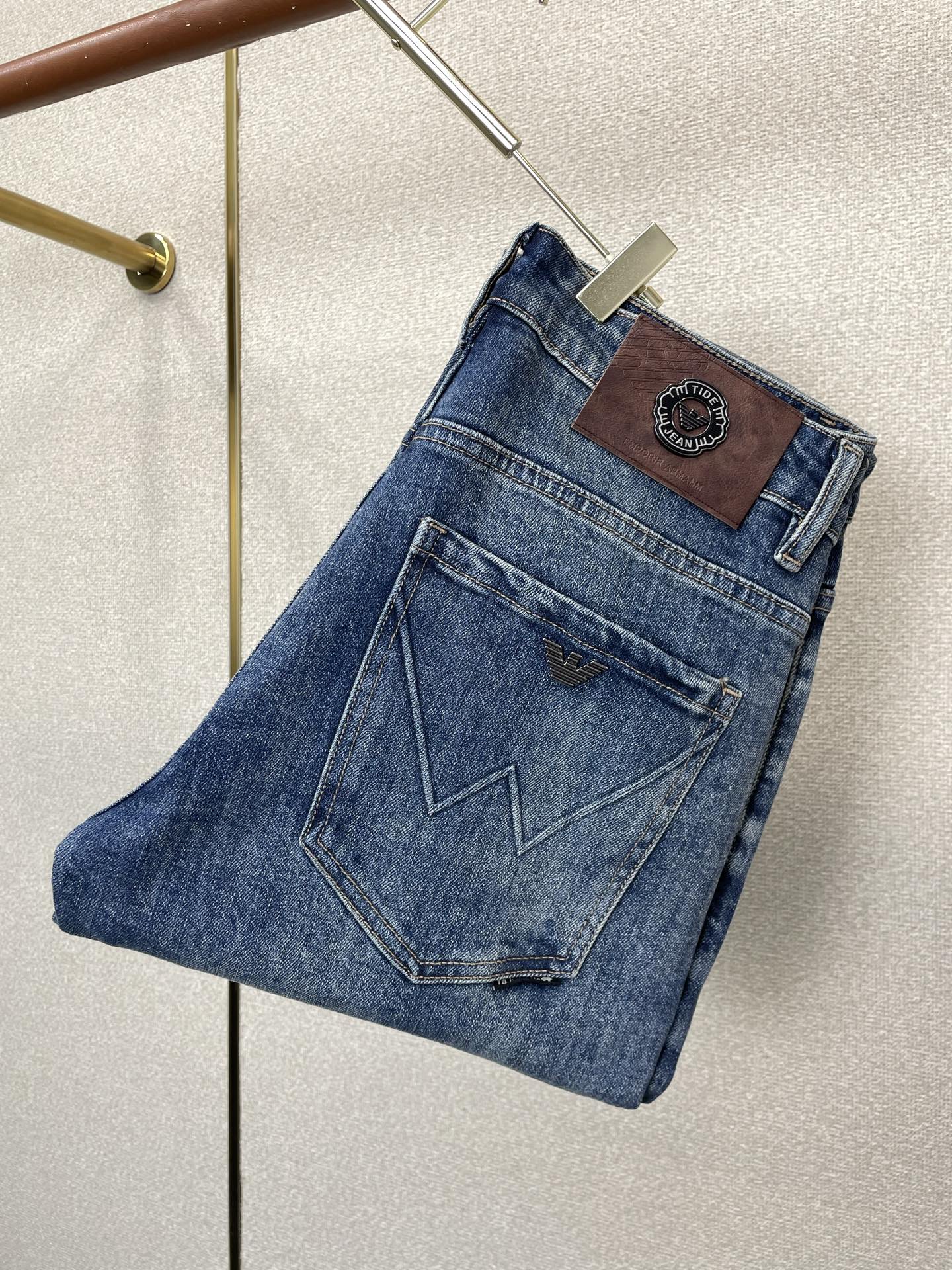 Armani阿玛尼💥砸锅卖铁都要上的新款新款休闲牛仔裤👖高端版本 专柜定制面料 透气舒适度高，细节无可挑剔，品牌元素设计