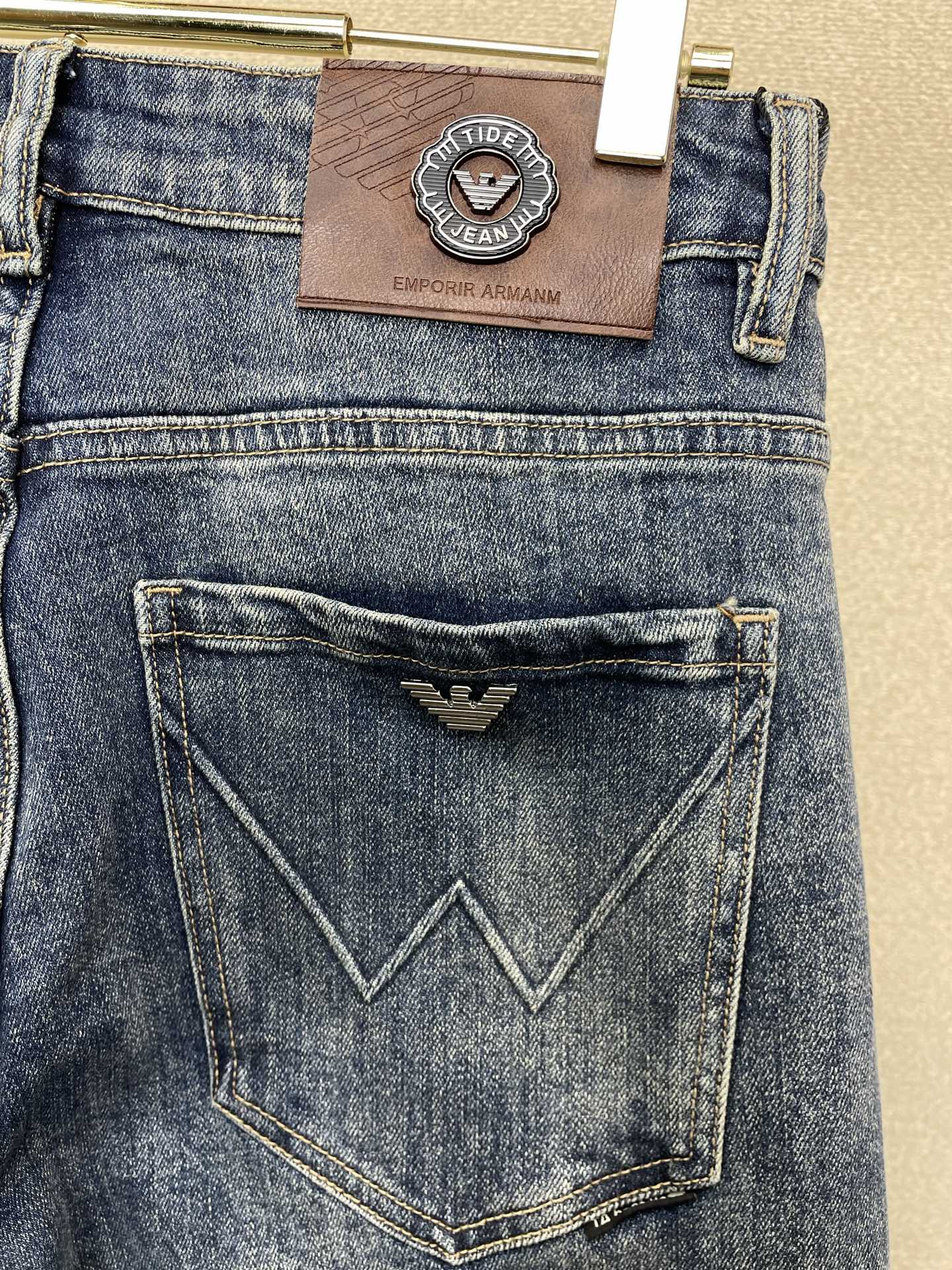 Armani阿玛尼💥砸锅卖铁都要上的新款新款休闲牛仔裤👖高端版本 专柜定制面料 透气舒适度高，细节无可挑剔，品牌元素设计