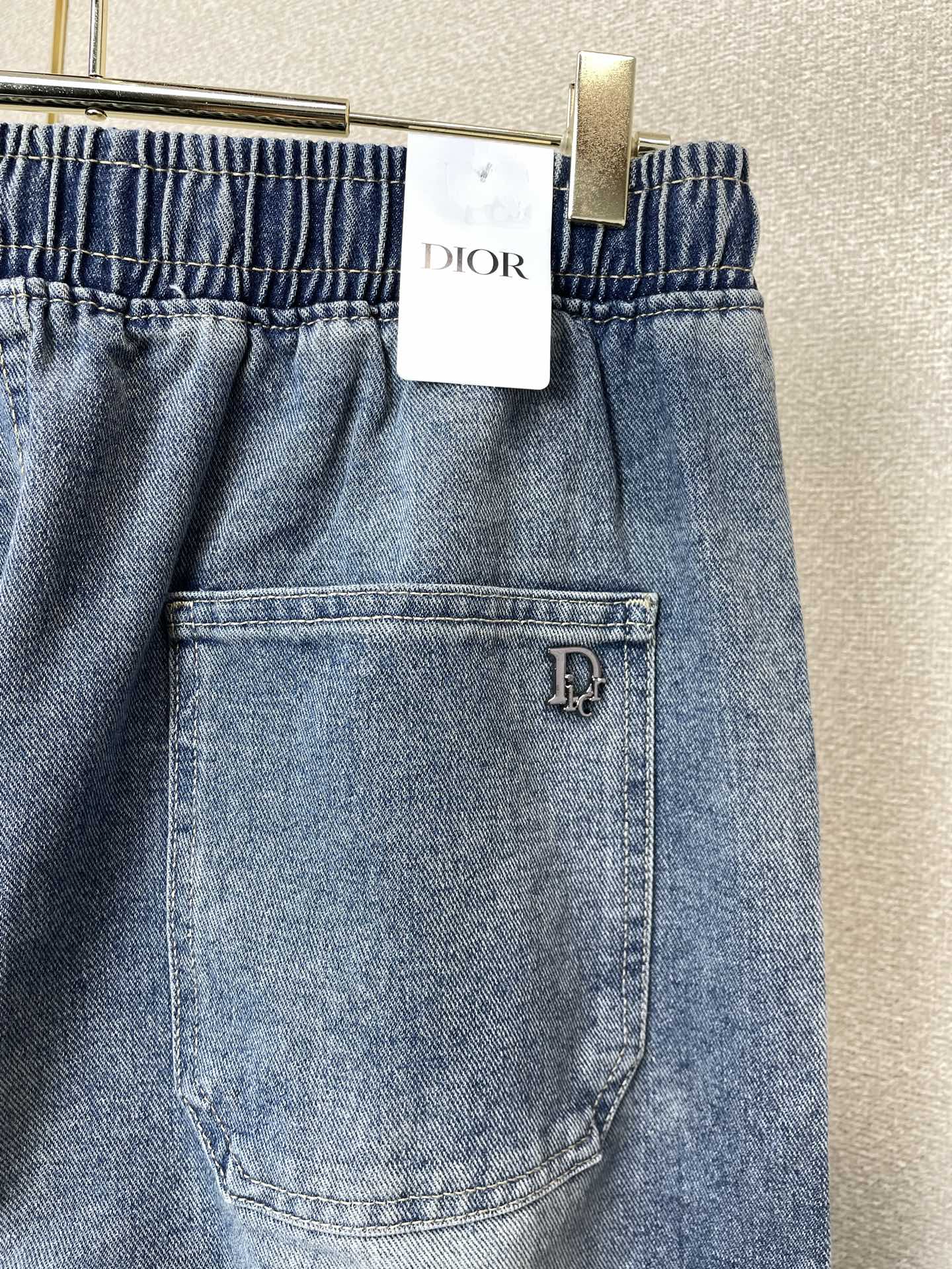 Dior迪奥💥砸锅卖铁都要上的新款新款休闲抽绳松紧腰牛仔裤👖高端版本 专柜定制面料 透气舒适度高，细节无可挑剔，品牌元素