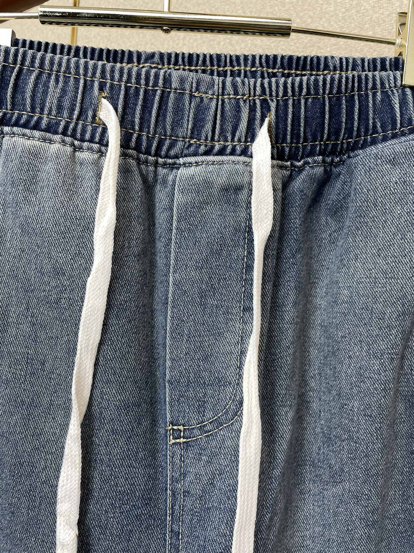 Dior迪奥💥砸锅卖铁都要上的新款新款休闲抽绳松紧腰牛仔裤👖高端版本 专柜定制面料 透气舒适度高，细节无可挑剔，品牌元素