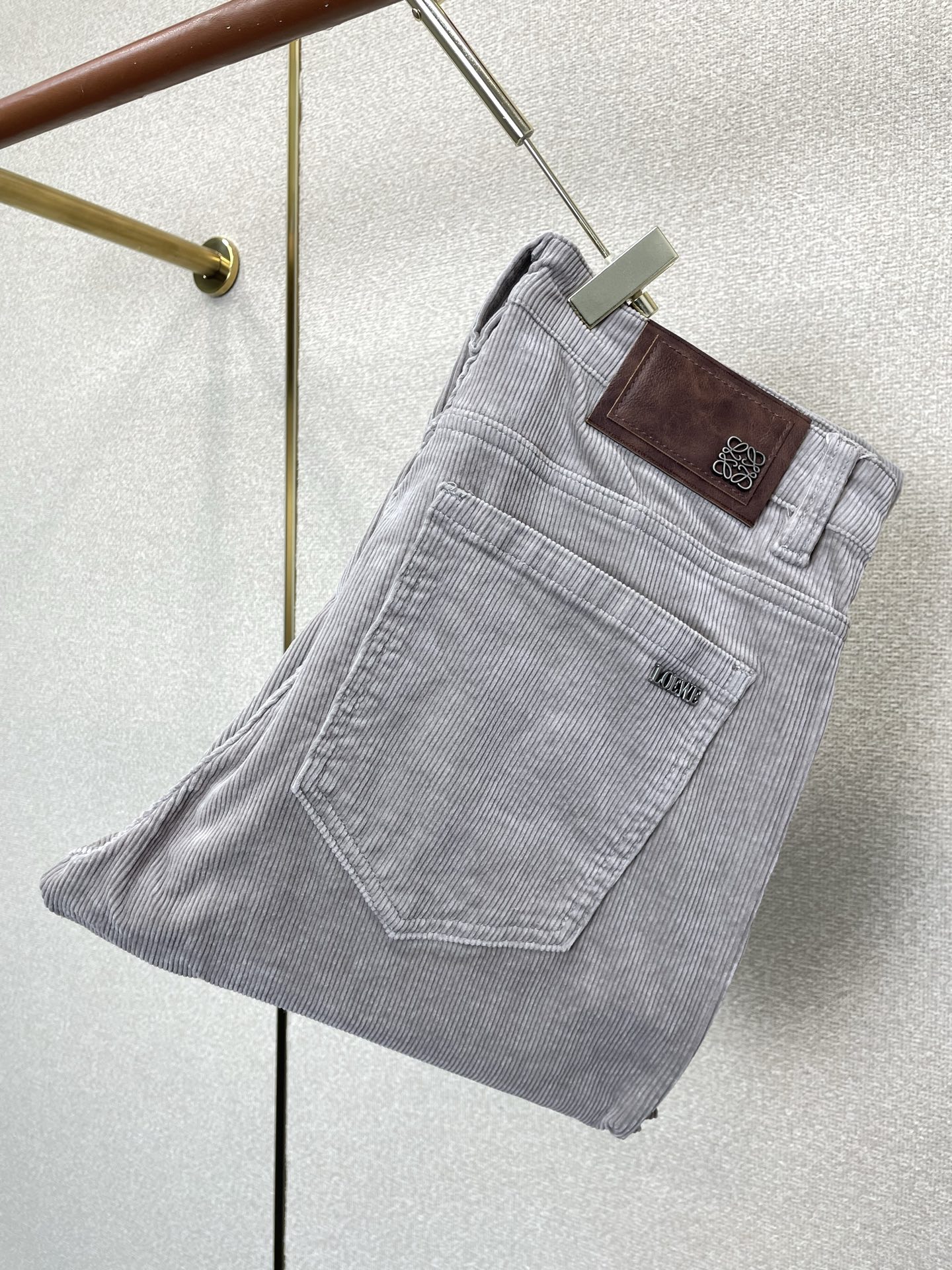 LOEWE罗意威💥砸锅卖铁都要上的新款新款休闲牛仔裤👖高端版本 专柜定制面料 透气舒适度高，细节无可挑剔，品牌元素设计理