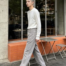 LOEWE罗意威💥砸锅卖铁都要上的新款新款休闲牛仔裤👖高端版本 专柜定制面料 透气舒适度高,细节无可挑剔,品牌元素设计理 LOEWE罗意威💥砸锅卖铁都要上的新款新款休闲牛仔裤👖高端版本 专柜定制面料 透气舒适度高,细节无可挑剔,品牌元素设计理