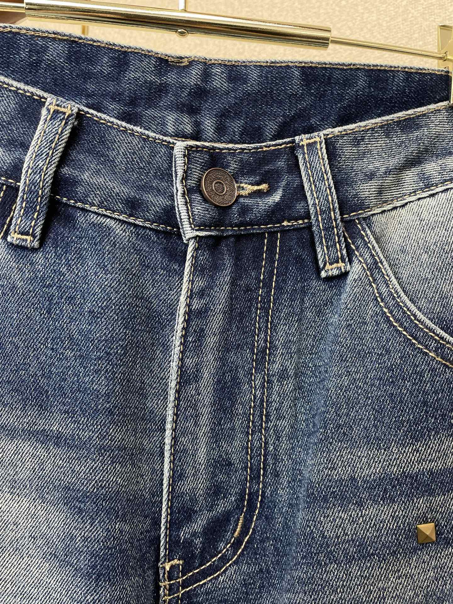 VALENTINO华伦天奴💥独家专供新款休闲牛仔阔腿裤👖高端版本 专柜定制面料 透气舒适度高，细节无可挑剔，品牌元素设计