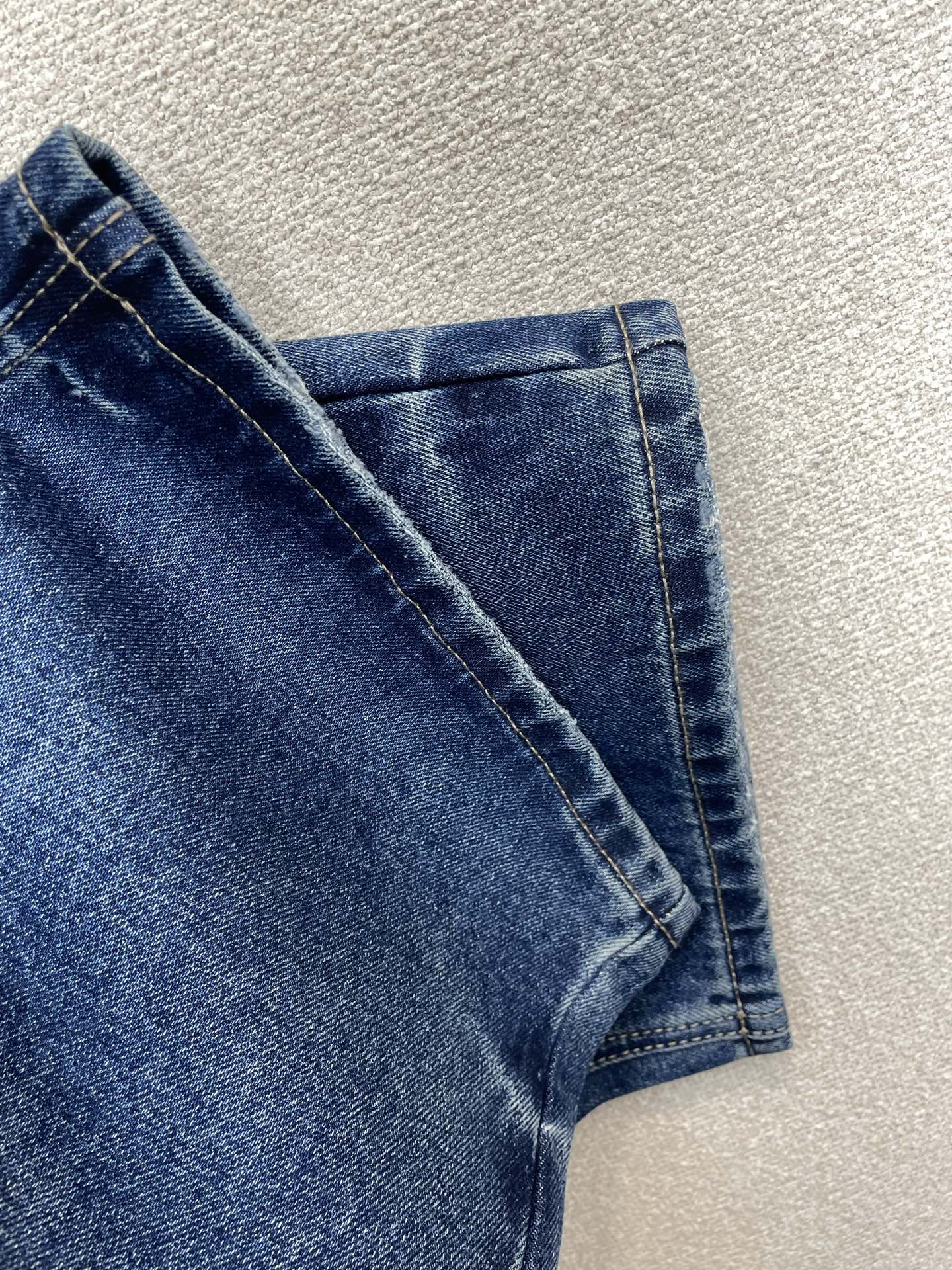 VALENTINO华伦天奴💥独家专供新款休闲牛仔阔腿裤👖高端版本 专柜定制面料 透气舒适度高，细节无可挑剔，品牌元素设计