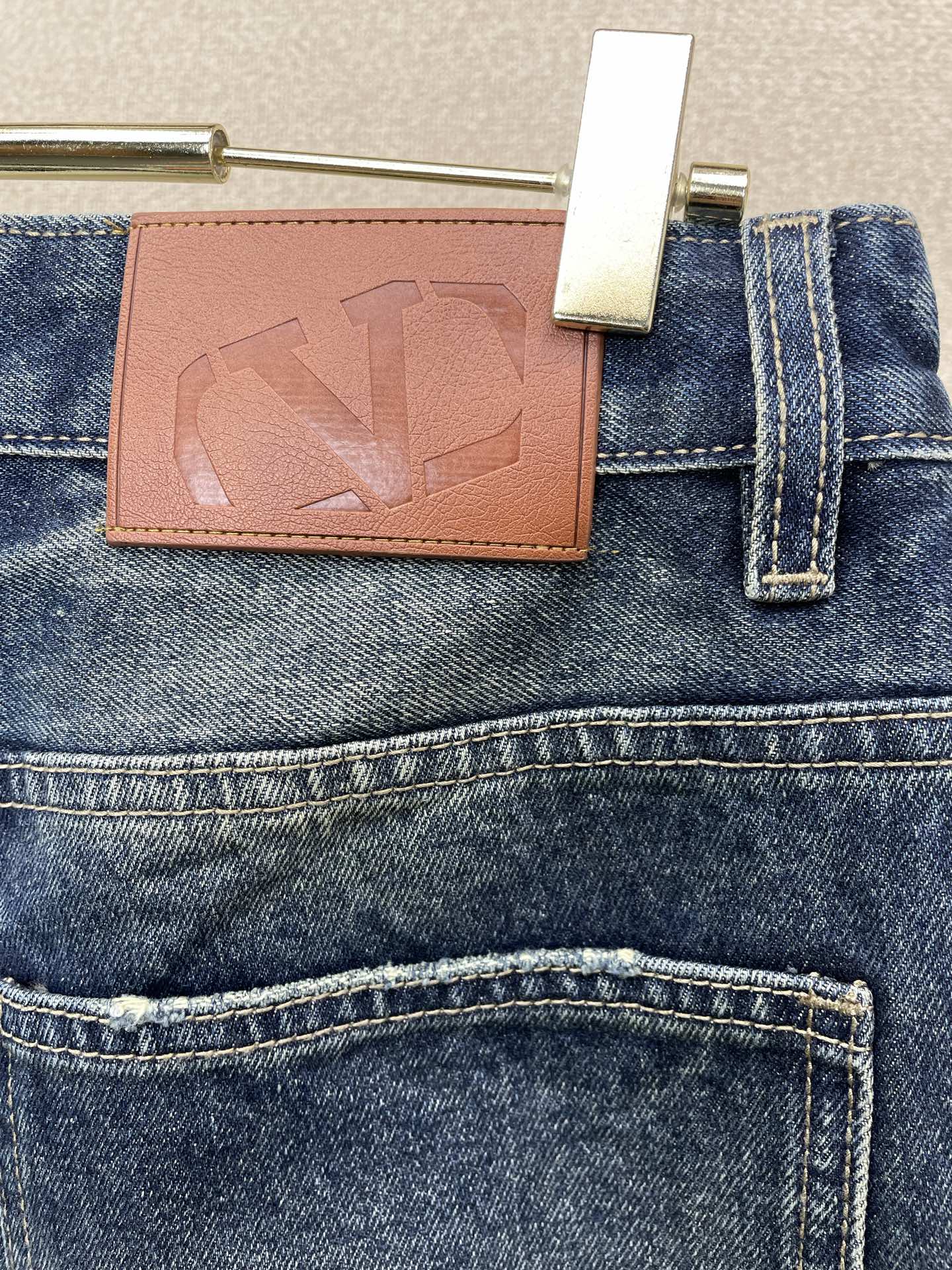 VALENTINO华伦天奴💥独家专供新款休闲牛仔阔腿裤👖高端版本 专柜定制面料 透气舒适度高，细节无可挑剔，品牌元素设计