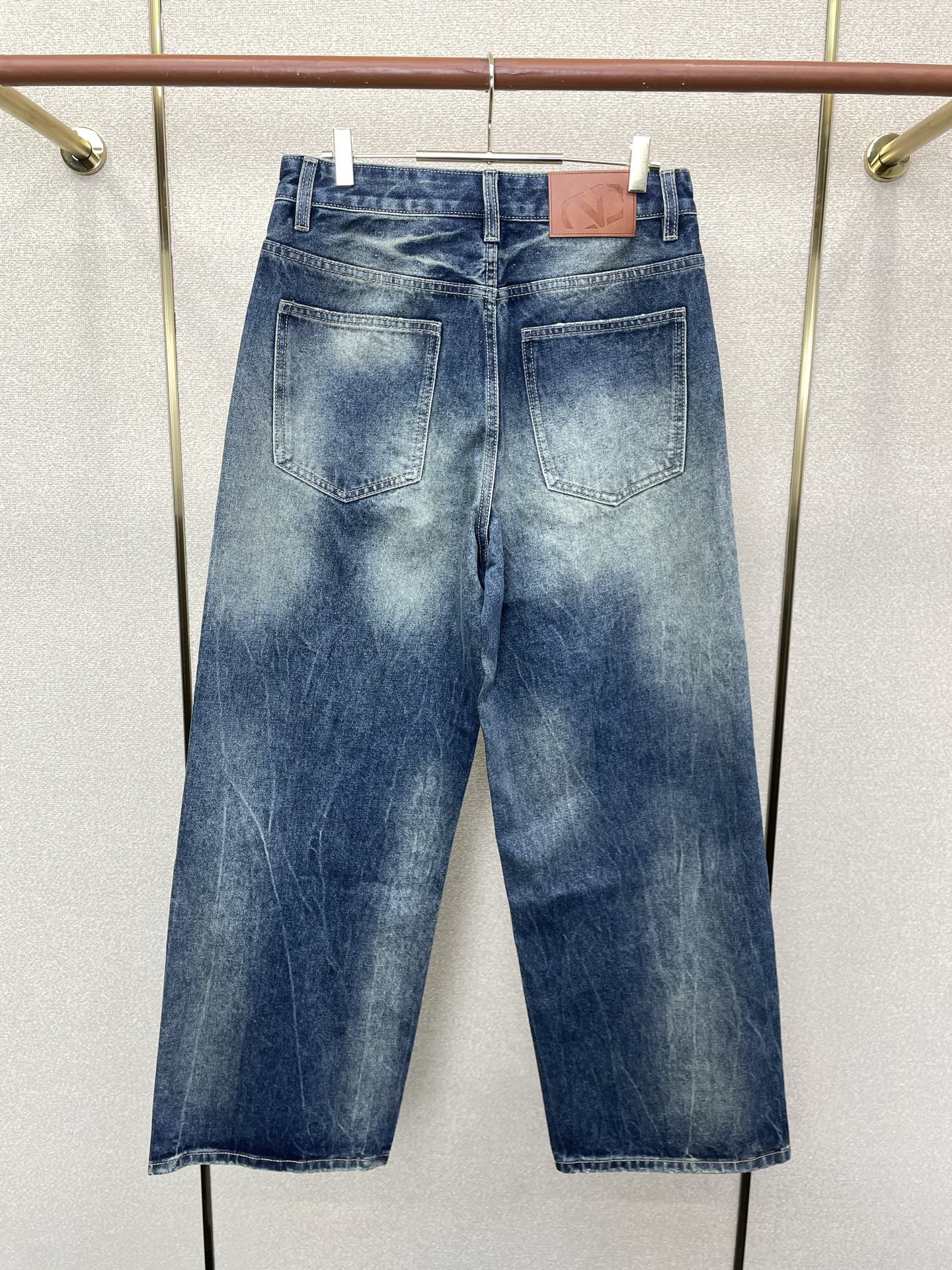VALENTINO华伦天奴💥独家专供新款休闲牛仔阔腿裤👖高端版本 专柜定制面料 透气舒适度高，细节无可挑剔，品牌元素设计