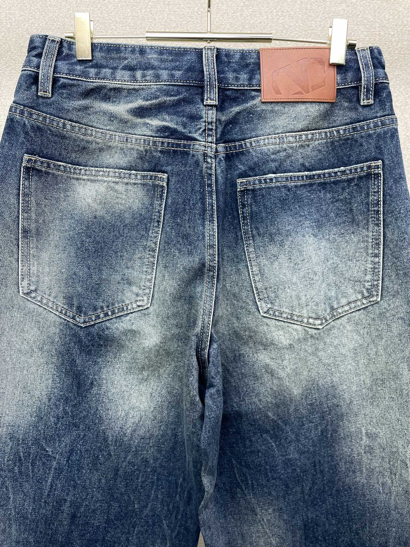 VALENTINO华伦天奴💥独家专供新款休闲牛仔阔腿裤👖高端版本 专柜定制面料 透气舒适度高，细节无可挑剔，品牌元素设计