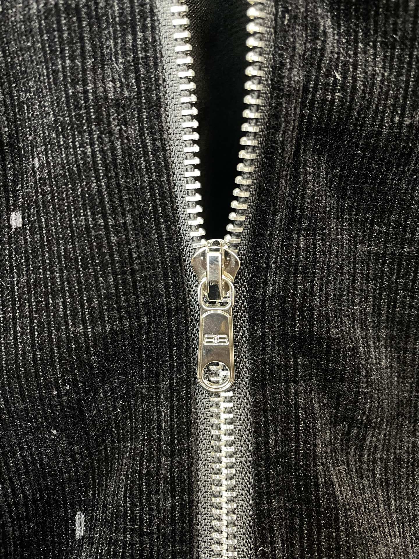 Balenciaga巴黎世家💥独家专供新款休闲灯芯绒外套 高端版本 专柜定制面料 透气舒适度高，细节无可挑剔，品牌元素设