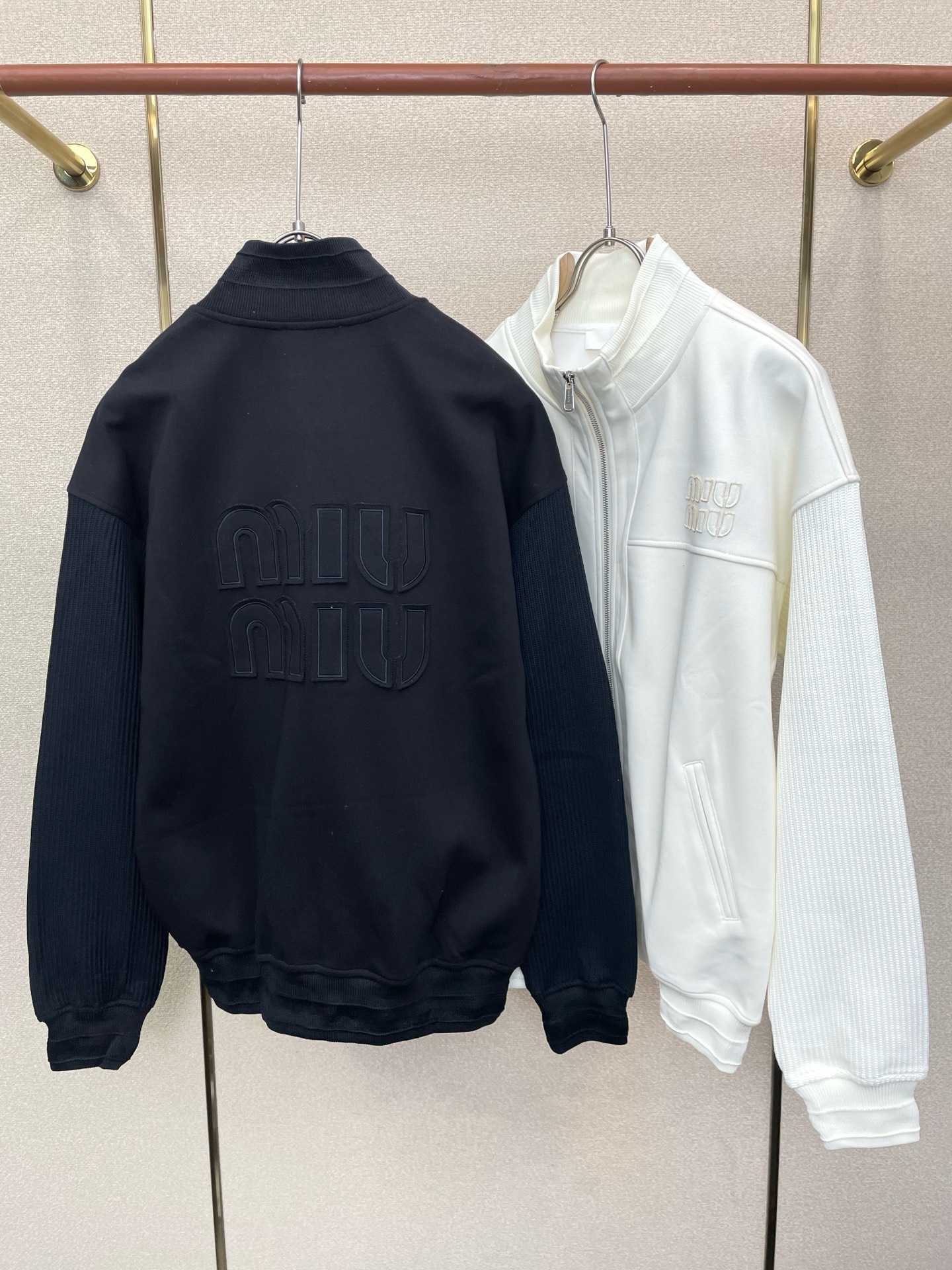 Miumiu谬谬💥独家专供新款休闲外套 高端版本 专柜定制面料 透气舒适度高，细节无可挑剔，品牌元素设计理念，体现高品质