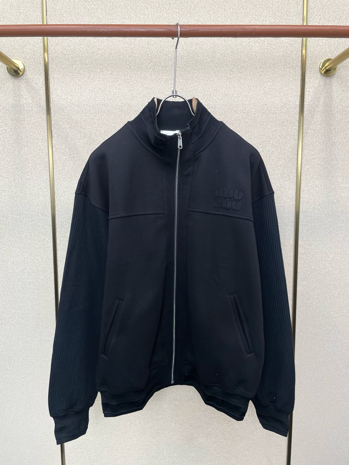 Miumiu谬谬💥独家专供新款休闲外套 高端版本 专柜定制面料 透气舒适度高，细节无可挑剔，品牌元素设计理念，体现高品质