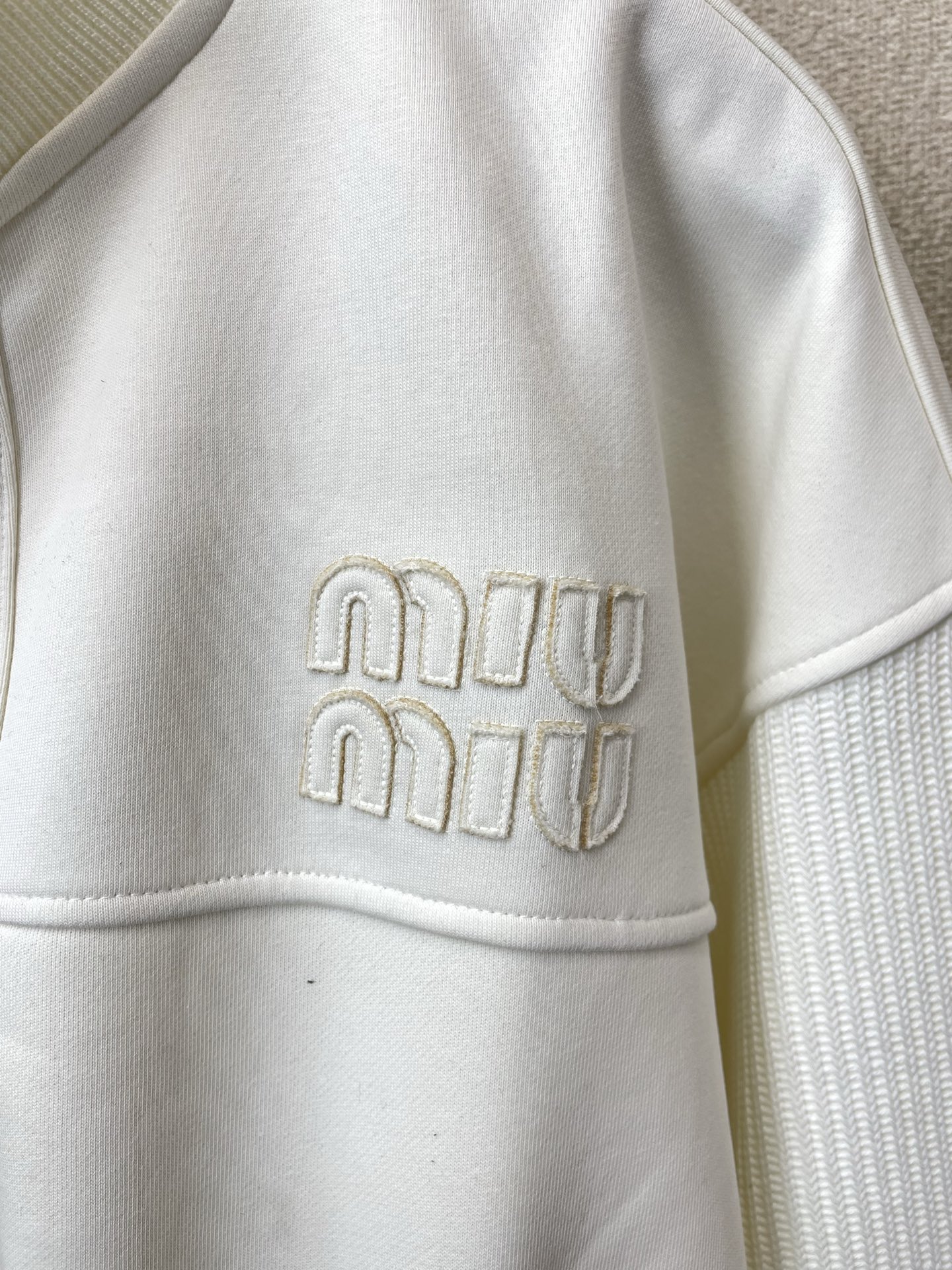 Miumiu谬谬💥独家专供新款休闲外套 高端版本 专柜定制面料 透气舒适度高，细节无可挑剔，品牌元素设计理念，体现高品质
