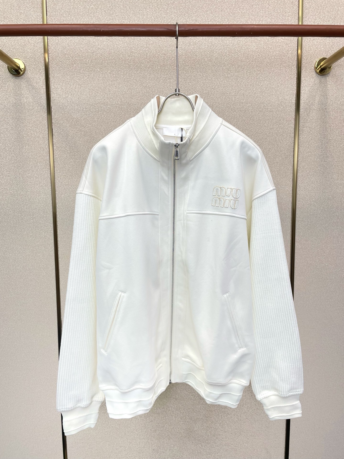 Miumiu谬谬💥独家专供新款休闲外套 高端版本 专柜定制面料 透气舒适度高，细节无可挑剔，品牌元素设计理念，体现高品质