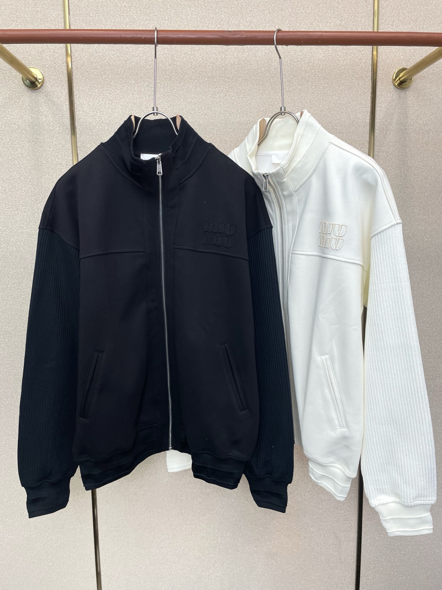 Miumiu谬谬💥独家专供新款休闲外套 高端版本 专柜定制面料 透气舒适度高，细节无可挑剔，品牌元素设计理念，体现高品质